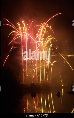 Feuerwerk über dem Fluss Severn an Shrewsbury Flower show Stockfoto