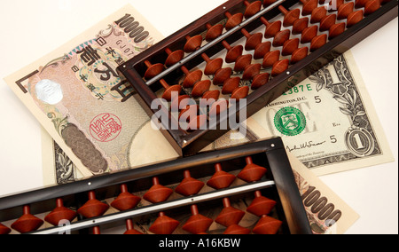 Zwei japanische hölzerne Abacus, ein 10.000 Yen und einer Dollarnote. Stockfoto