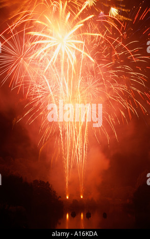 Feuerwerk über dem Fluss Severn an Shrewsbury Flower show Stockfoto