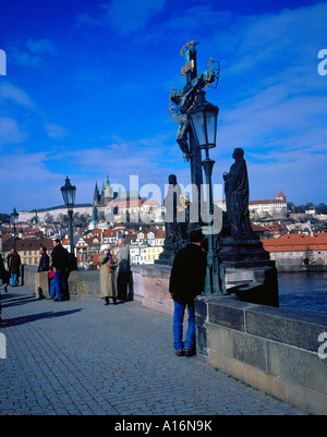 Fußgänger auf Charles (Karls) Brücke Prag Tschechische Republik Europa. Foto: Willy Matheisl Stockfoto