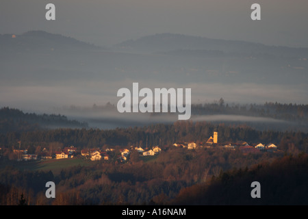 Dorf mit dem Namen Berg, Landkreis Deggendorf, nebligen Morgen im Herbst, Bayerischer Wald, Bayern, Deutschland. Foto: Willy Matheisl Stockfoto