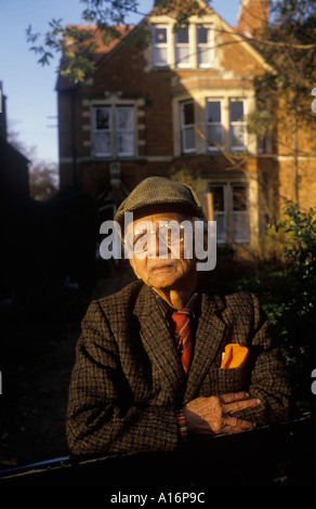 Nirad Chaudhuri Porträt vor seinem Haus in Oxford. Englischer Schriftsteller Philosoph, Gelehrter um 1995 1990 HOMER SYKES Stockfoto