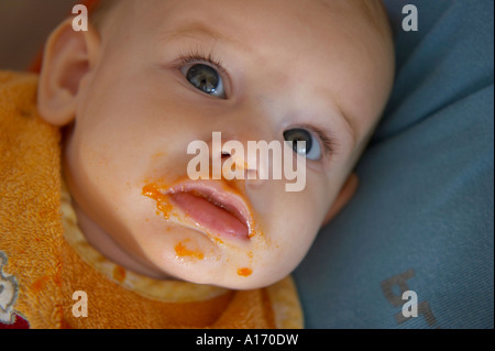 Baby Karotten Brei essen Stockfoto