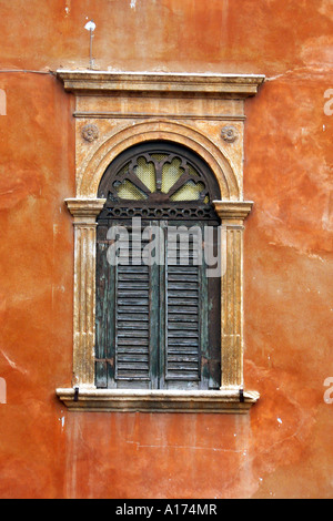 Fenster mit alten Verschluss Stockfoto