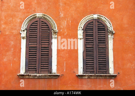 Fenster mit Fensterläden Stockfoto