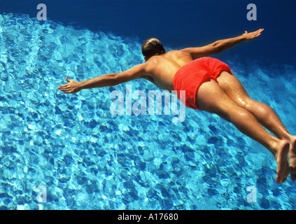 Mann mittleren Alters in Schwimmbad tauchen Stockfoto