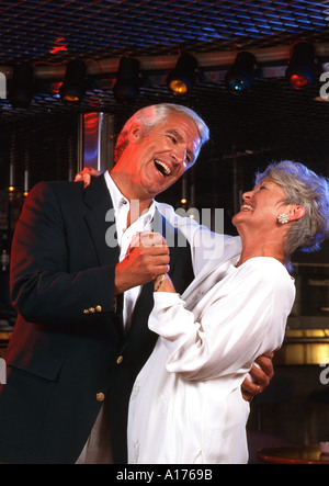 Attraktives Ehepaar im Ruhestand Tanz im Nachtclub Stockfoto