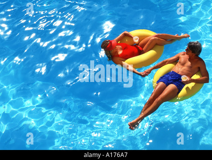 Attraktives mittleren gealterten paar entspannende im pool Stockfoto