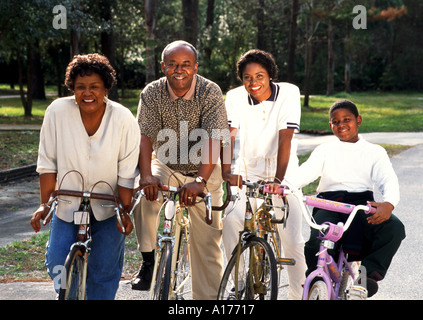 Multi Generationswechsel afroamerikanische Familie auf dem Fahrrad Stockfoto