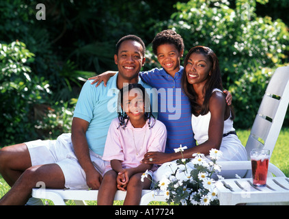 Afroamerikanische Familie Zusammensitzen im Hof Zeugnis zu Hause Stockfoto