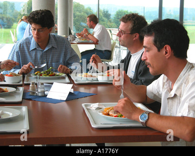 Essen in der Cafeteria eines Unternehmens Stockfoto