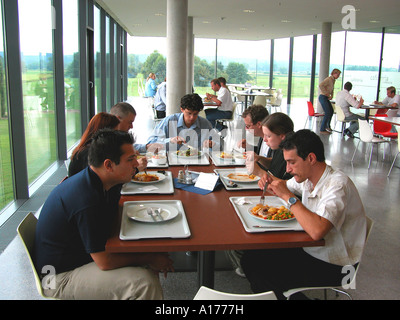 Essen in der Cafeteria eines Unternehmens Stockfoto