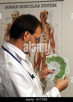 Arzt mit Euro-Noten-Symbol-Bild Stockfoto