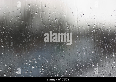Fenster mit Regentropfen Stockfoto