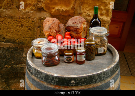 Eine Auswahl an traditionellen maltesischen Speisen. Stockfoto