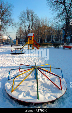 Ein Kinderspielplatz bedeckt Schnee, Brasov, Siebenbürgen, Rumänien. Stockfoto