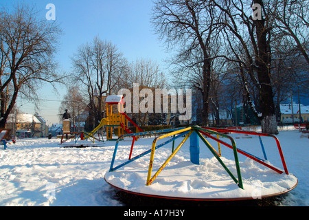 Ein Kinderspielplatz bedeckt Schnee, Brasov, Siebenbürgen, Rumänien. Stockfoto