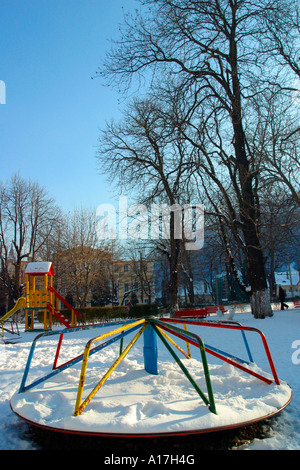 Ein Kinderspielplatz bedeckt Schnee, Brasov, Siebenbürgen, Rumänien. Stockfoto