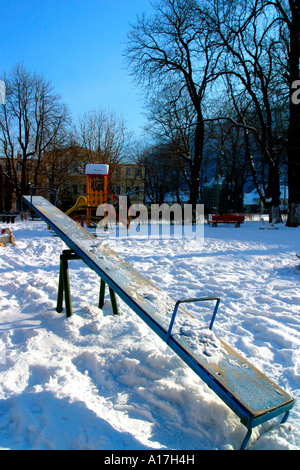 Ein Kinderspielplatz bedeckt Schnee, Brasov, Siebenbürgen, Rumänien. Stockfoto