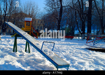 Ein Kinderspielplatz bedeckt Schnee, Brasov, Siebenbürgen, Rumänien. Stockfoto