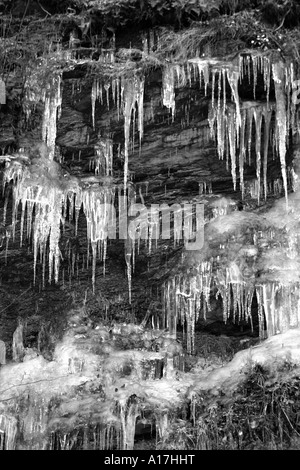 Eiszapfen bilden auf Felsen in Timisoara, Rumänien. Stockfoto