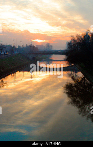 Die untergehende Sonne über dem Fluss, Timisoara, Rumänien. Stockfoto