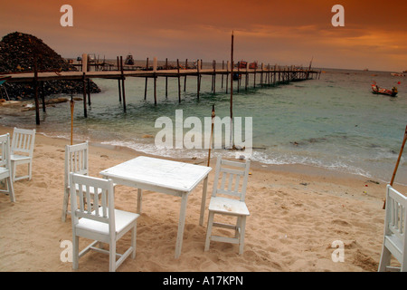 Weiße Stühle am Strand in Thailand. Stockfoto