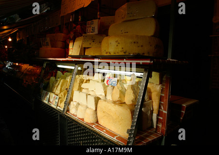 Eine große Auswahl an italienischen Käse auf einem Markt in Sizilien. Stockfoto