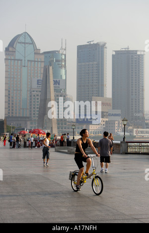 Mädchen auf dem Fahrrad, am frühen Morgen, der Bund, Shanghai, China. Stockfoto