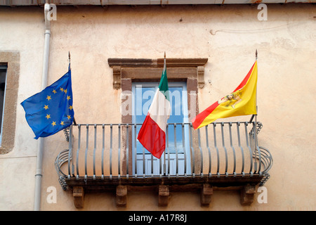 Italienischen Fahnen auf dem Balkon, Lipari, Italien Stockfoto