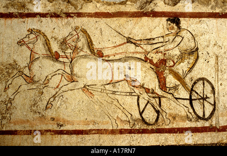 Altes lukanisches Grabfresko eines Wagens, der einen Biga-Wagen mit zwei Pferden von Paestum aus im Archäologischen Nationalmuseum Paestum fährt Stockfoto