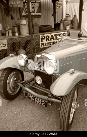 1939 HRG öffnen Top Sportwagen am Goodwood Revival, Sussex, England, in Sepia. Stockfoto