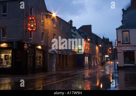 Weihnachtsschmuck und Reflexionen von Shop Lichter schmücken Perth Stadt im strömenden Regen; UK Stockfoto