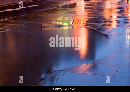 Bunte abstrakte Überlegungen erstellt von Straße und Fahrzeuge Lichter im Wasser an einem regnerischen Abend in Perth, Großbritannien Stockfoto