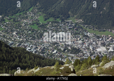 Blick in die Stadt Chamonix von hoch in den Alpen Stockfoto
