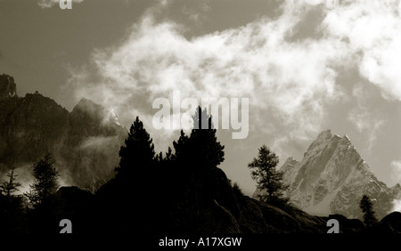 Cloud bilden rund um die Aiguille de Grepon in den Französischen Alpen Chamonix Frankreich Stockfoto