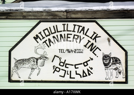 Ein handgemaltes Schild für Miqulilitalik Gerberei in der Arktis Dorf Kuujjuaq Stockfoto