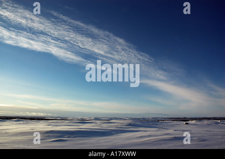 Hohe Wolken über der weissen Landschaft der Arktis Kanada Stockfoto