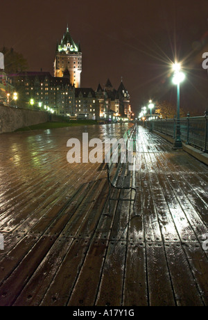 Die Terrasse Dufferin und Chateau Frontenac in einer nassen Nacht in Québec (Stadt) Stockfoto