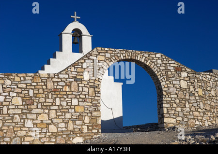 Kirche von Aghios Trifonas auf Bergen oberhalb von Lefkes mit steinernen Torbogen vor Insel Insel Paros in Griechenland Stockfoto