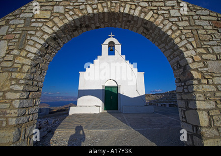 Kirche in Aghios Trifonas über Lefkes mit [steinernen Torbogen] vor Insel Naxos in weiter Ferne Griechenland Stockfoto