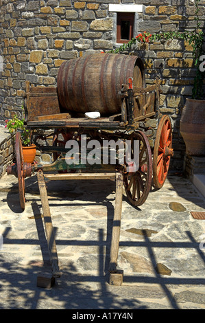 Altes Pferd gezogenen Holzkarren mit Weinfass auf dem Display Moraitis Weingut Insel Paros Griechenland Stockfoto