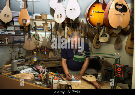 Zeichenfolge, die Instrumentenbauer Handwerker E Katsantonis in Werkstatt Rethymnon Kreta Griechenland Stockfoto