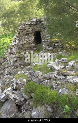 vertikale Portrait-Foto von den Resten des Dun Grugaig Broch in der Nähe von Glenelg in den schottischen Highlands Stockfoto