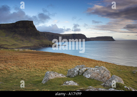 horizontale Landschaftsfoto des Sonnenuntergangs an Moonen Bucht in der Nähe von landschaftlich Punkt auf der Insel von Sky in Schottland Stockfoto