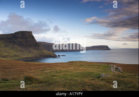 horizontale Landschaftsfoto des Sonnenuntergangs an Moonen Bucht in der Nähe von landschaftlich Punkt auf der Insel von Sky in Schottland Stockfoto