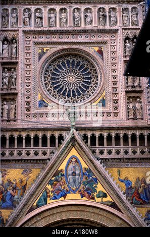 Der Duomo di Orvieto ist eine große 14. Jahrhundert römisch-katholische Kathedrale befindet sich in der Stadt Orvieto in Umbrien, Mittelitalien. Stockfoto