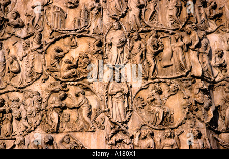 Der Duomo di Orvieto ist eine große 14. Jahrhundert römisch-katholische Kathedrale befindet sich in der Stadt Orvieto in Umbrien, Mittelitalien. Stockfoto