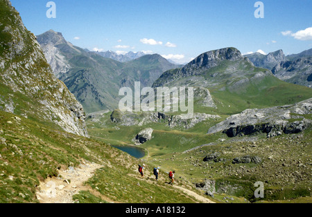 Wanderer auf der Tour du Pic du Midi-d'Ossau, in der Nähe von Lac Casterau, Pyrenäen, Frankreich Stockfoto