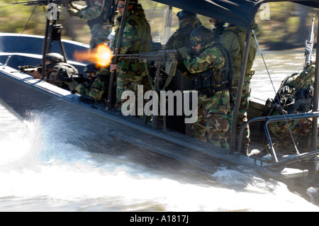 Ein irakischer Soldat feuert eine m-60 Maschinengewehr während spezielle Boot-Manöver und Waffe Umgang mit Training. Stockfoto